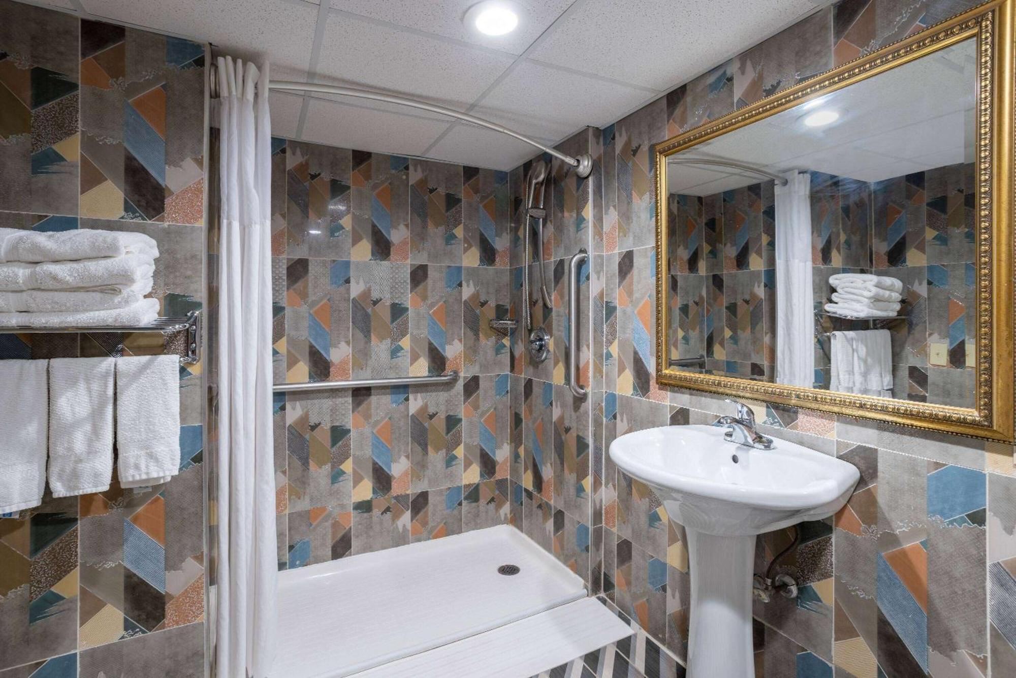 Days Hotel By Wyndham Норт Берген Екстериор снимка