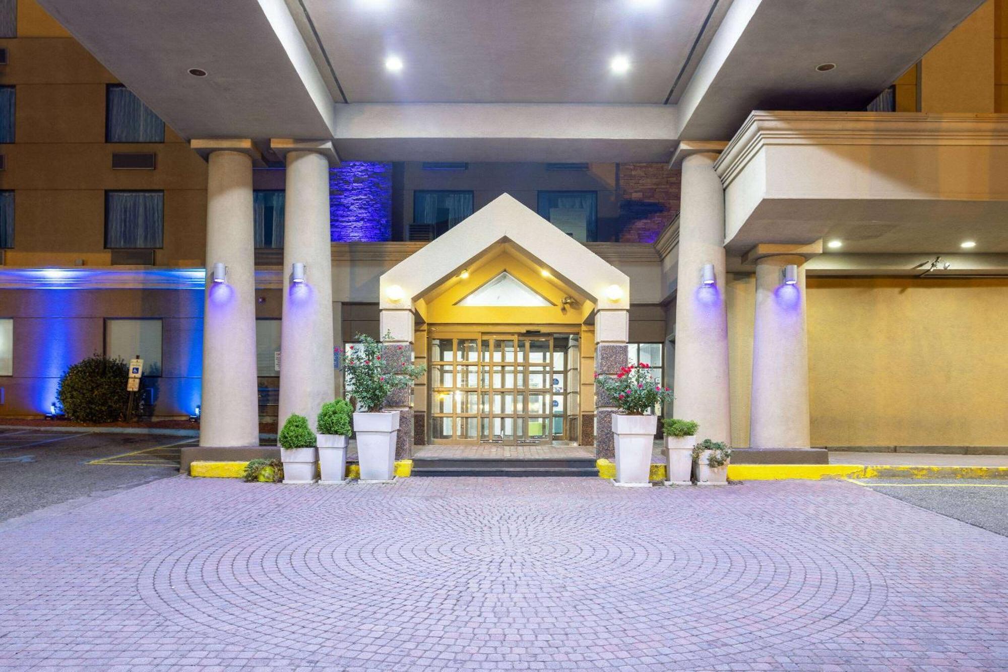 Days Hotel By Wyndham Норт Берген Екстериор снимка